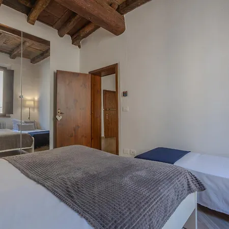 Guesthost - Nel Centro Storico Lovely Ferrara